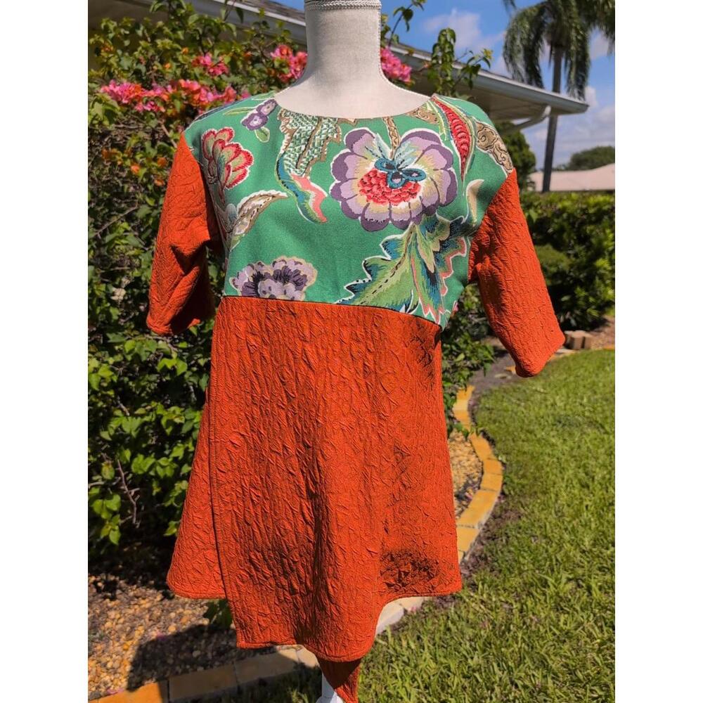 Mimi Hay Designs colorblock floral asymmetrical tunic top rust/green M